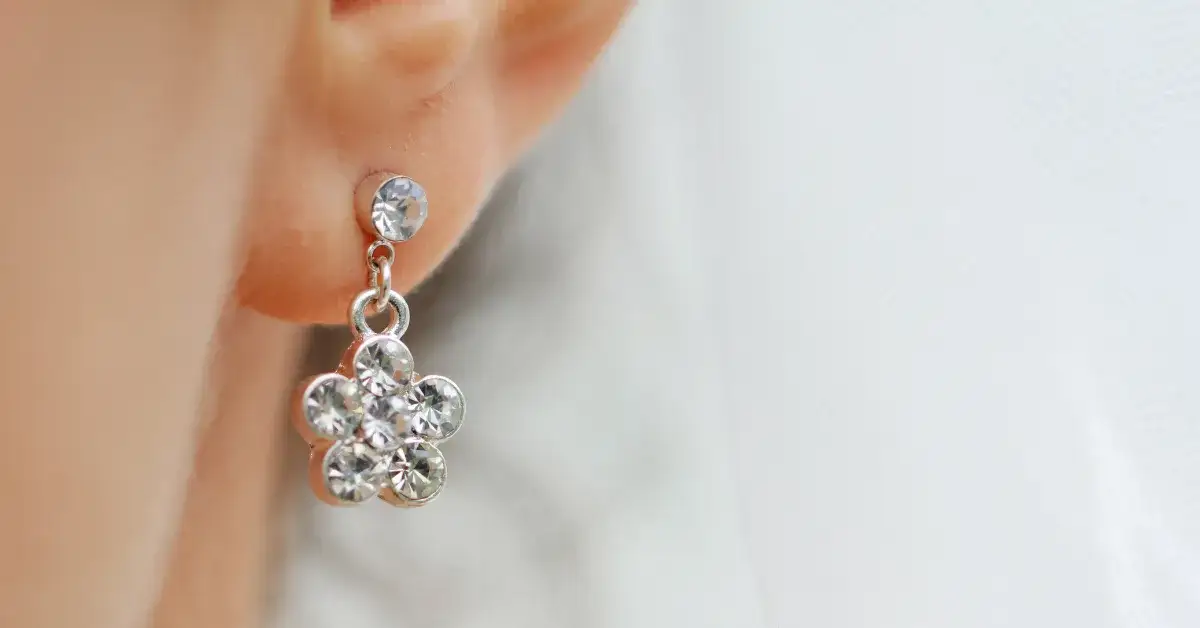 Jak wyczyścić sztuczne kolczyki, by nie uszkodzić ich blasku