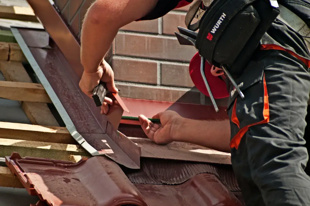 Czy dachówki się przykręca? Kluczowe informacje dla stabilności dachu