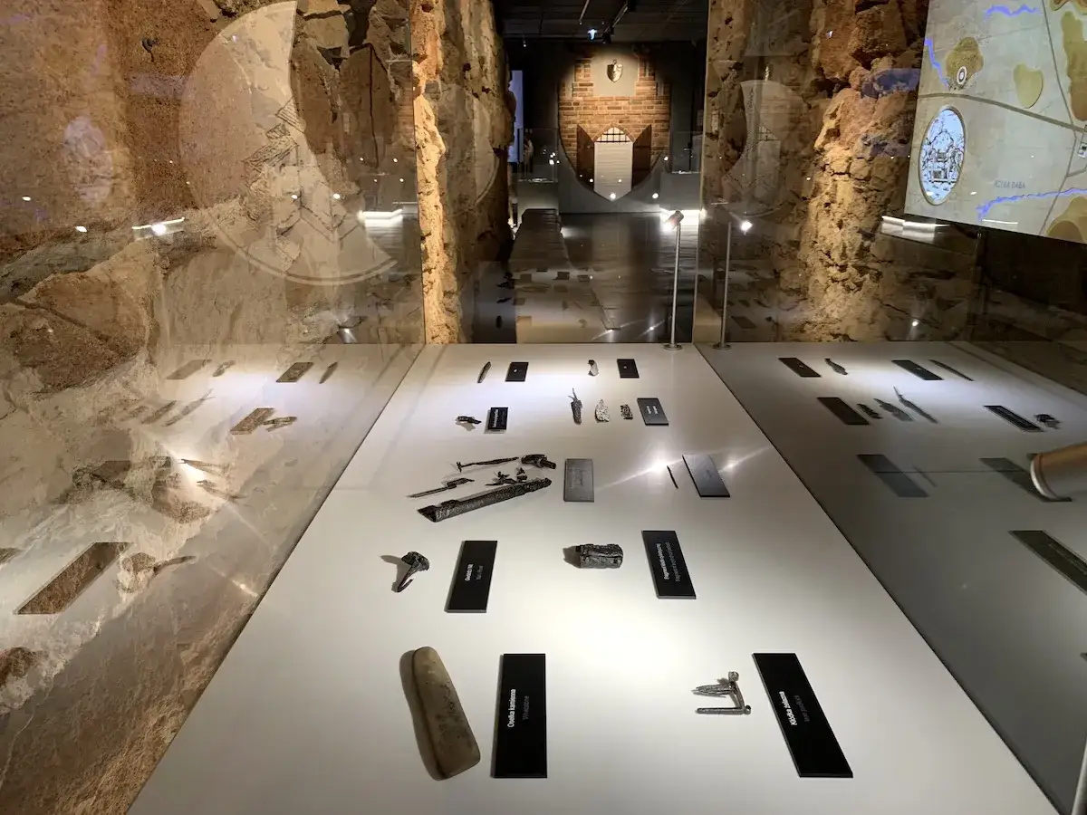 Wystawa archeologiczna w Olkuszu. Artefakty z dawnych czasów na białych ekspozycjach, tworzące fascynującą trasę przez historię.