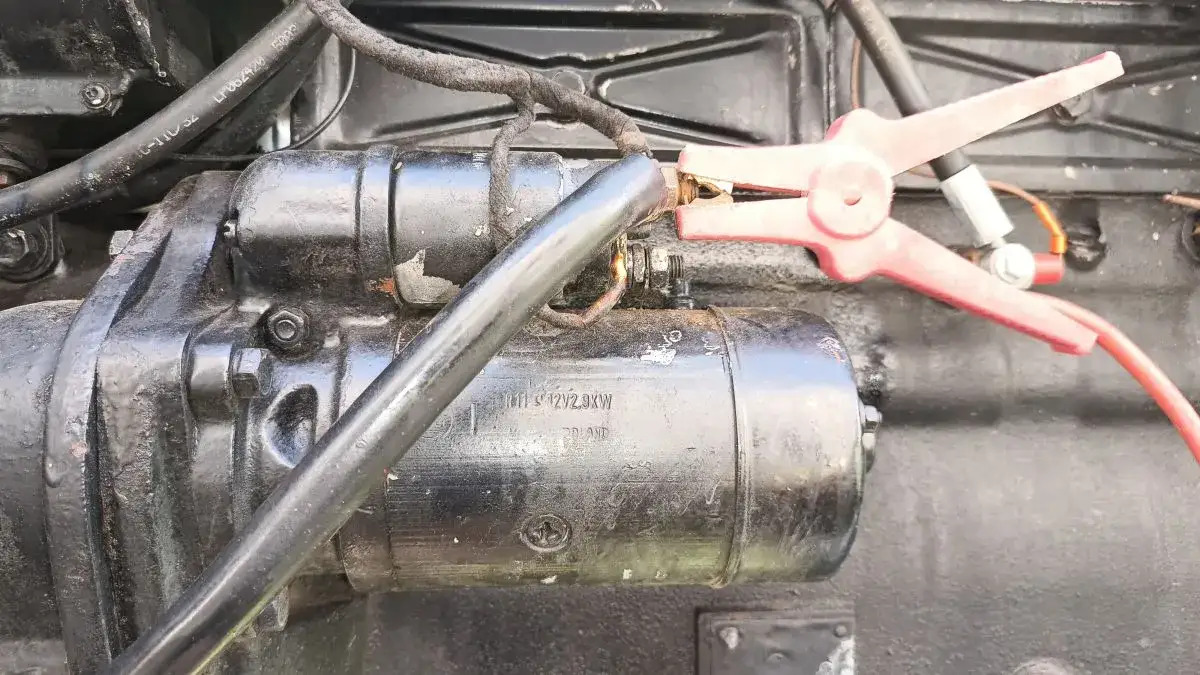 Jak podłączyć prostownik do Ursus C 360, aby uniknąć uszkodzeń akumulatora