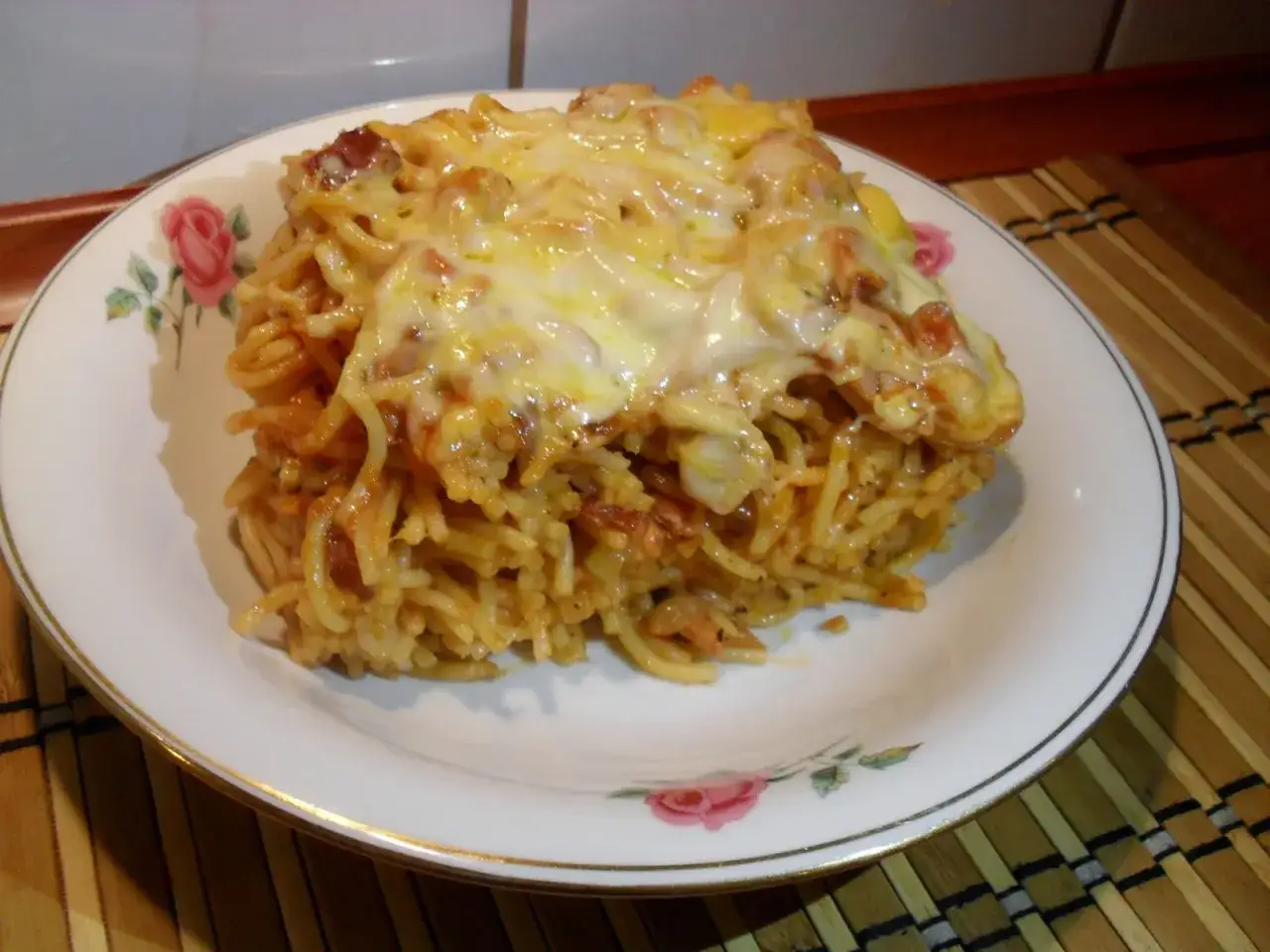 Szybkie spaghetti zapiekane z serem - pyszny przepis na obiad