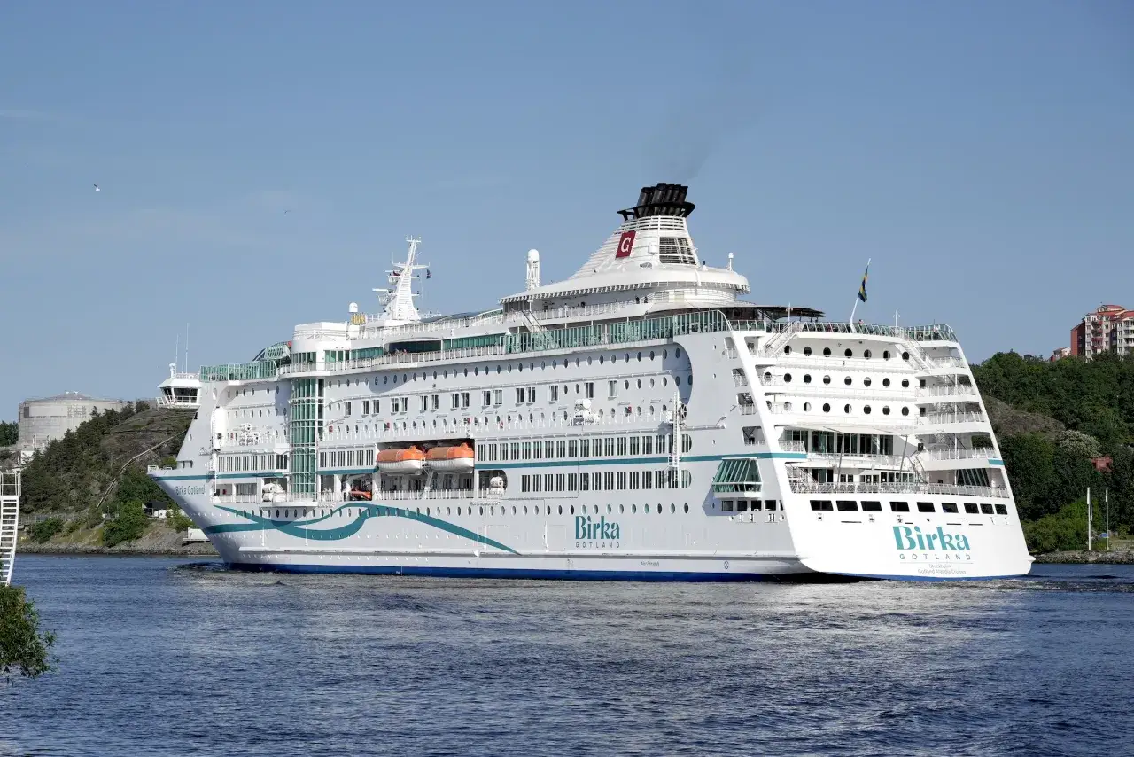 Duży biały prom "Birka Gotland" płynie po wodzie. To idealny środek transportu na podróż z Polski na Gotlandię.