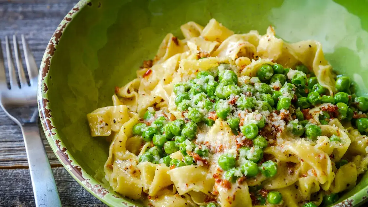 Pasta con piselli e pancetta cremosa: il segreto senza panna!