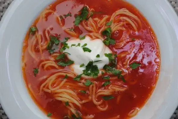 Jak zrobić pyszną zupę pomidorową z makaronem