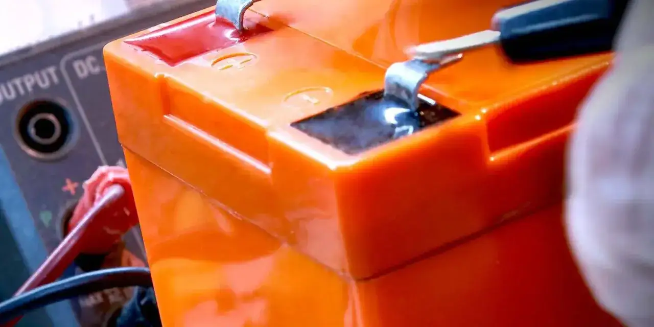 Jakim prostownikiem ładować akumulator żelowy, aby uniknąć uszkodzeń?