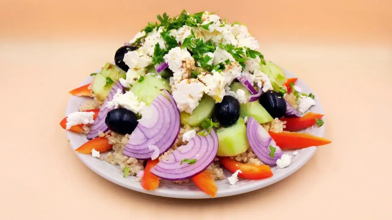Sałatka grecka: ile ma kalorii? Lżejsza wersja bez wyrzeczeń