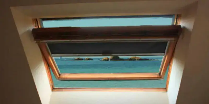 Jaką roletę na okno dachowe wybrać, aby uniknąć nadmiaru ciepła?