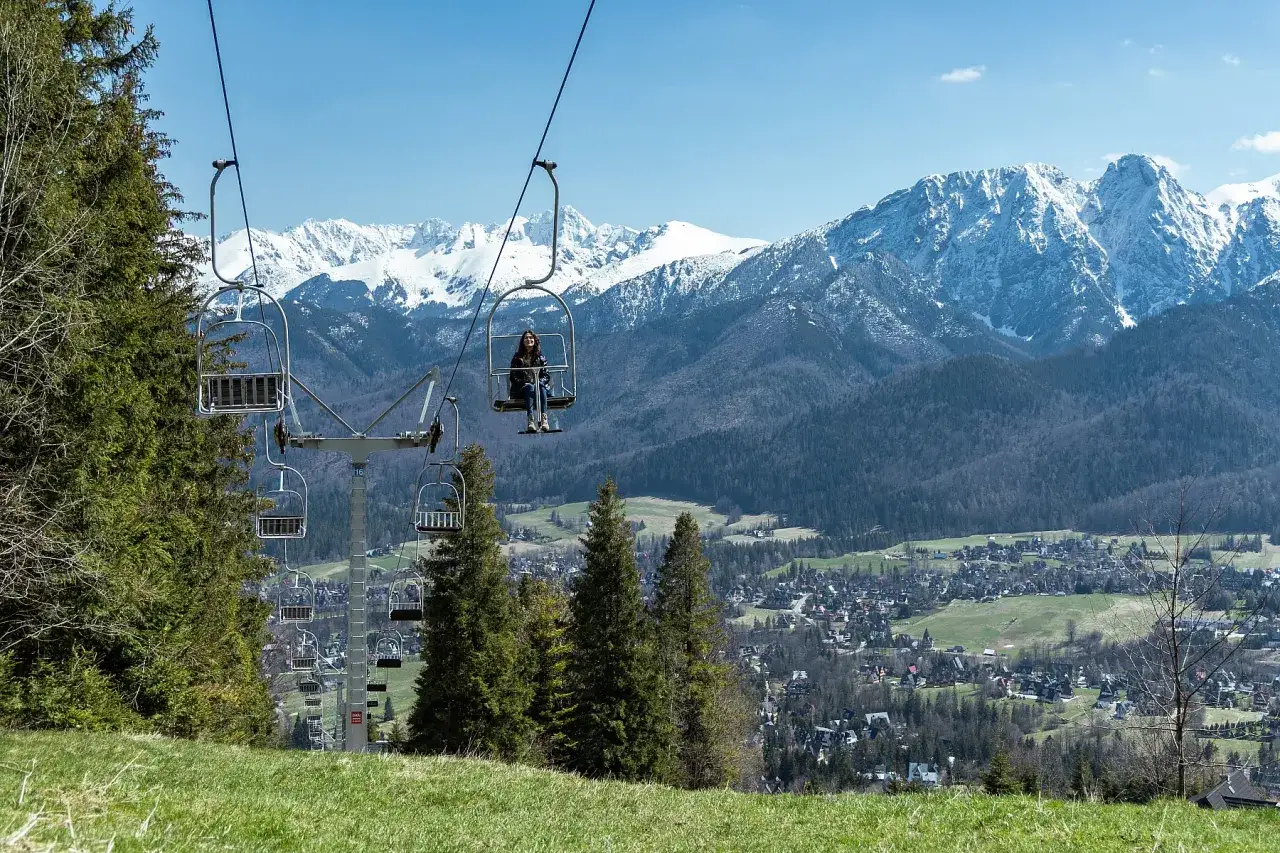 Wyciąg krzesełkowy na Butorowy Wierch. Widok na Tatry i Zakopane. Sprawdź cennik i wybierz się na górę!