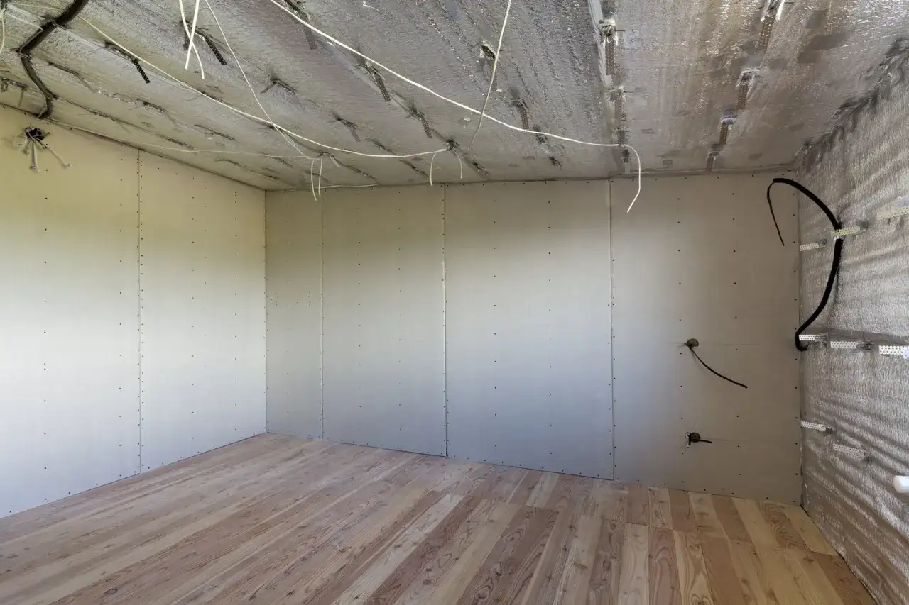 Jak wyciszyć sufit w mieszkaniu w bloku i cieszyć się ciszą