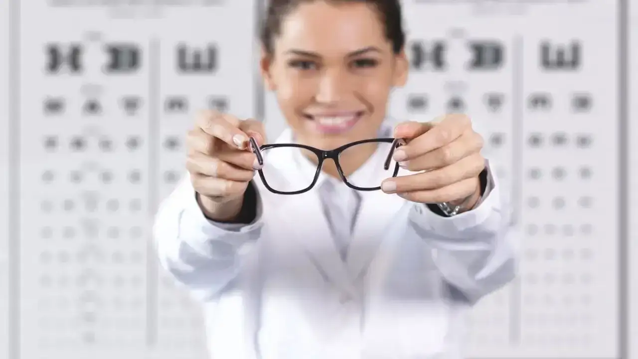 Technik optyk: Zarobki w Polsce. Czy to opłacalny zawód?