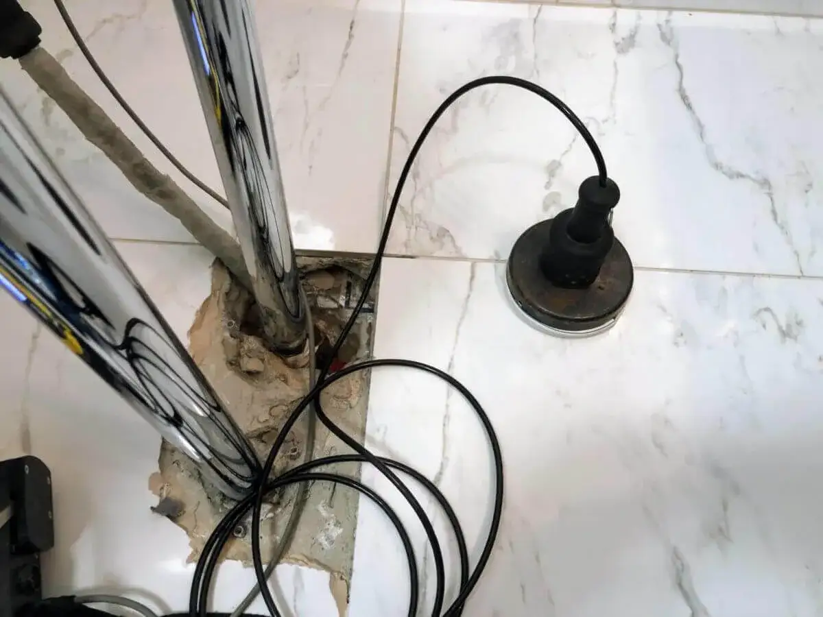 Jak znaleźć pękniętą rurę w podłodze i uniknąć kosztownych napraw