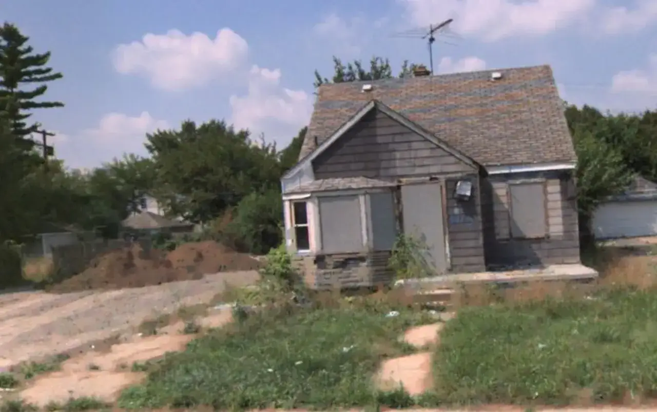 Zrujnowany dom, który może być miejscem, gdzie mieszka Eminem. Otoczony przez zarośla i gruzy.