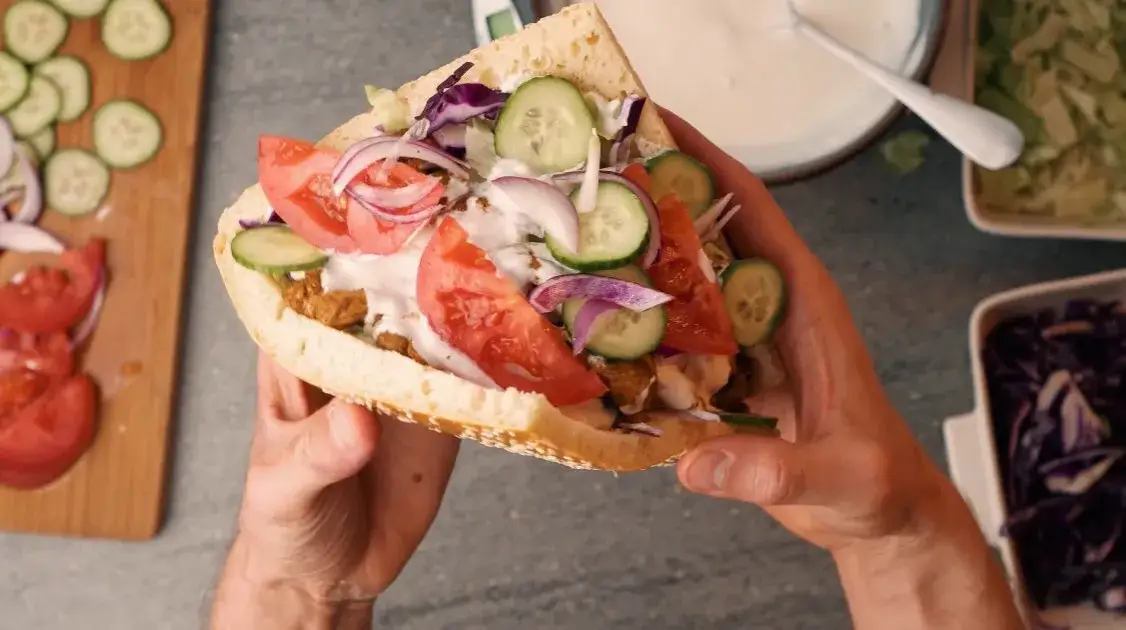 Kebab w bułce: 700-1000 kcal! Jak jeść i nie żałować?