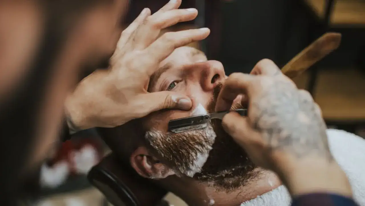 Jak golić się brzytwą, aby uniknąć podrażnień i uzyskać gładką skórę