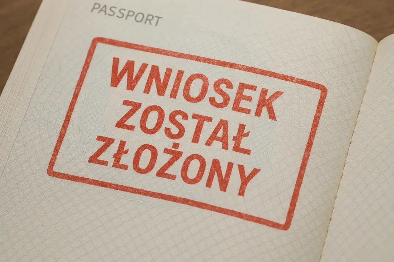 Co oznaczają pieczątki w paszporcie i jak wpływają na legalność pobytu