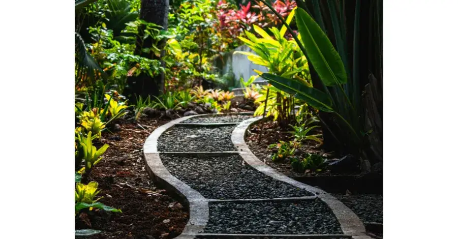 Jak ułożyć kamienie w ogrodzie: 7 praktycznych wskazówek