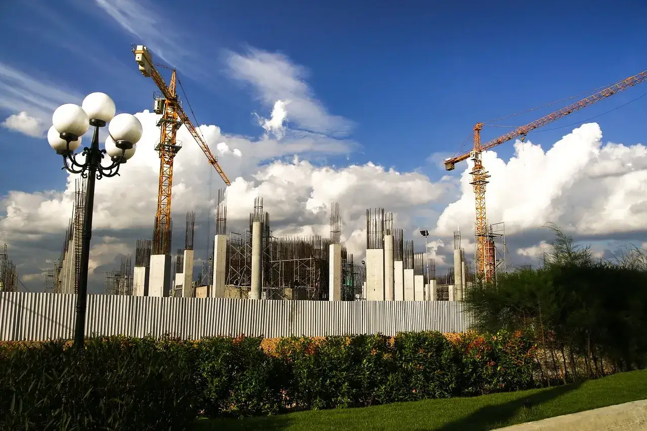 Budowa postępuje. Przekształcenie użytkowania wieczystego we własność krok po kroku, jak te budynki wznoszone pod błękitnym niebem.