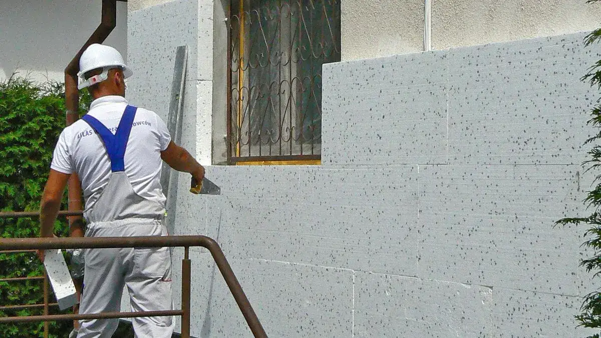 Jaki styropian na fundamenty: EPS czy XPS? Odkryj kluczowe różnice