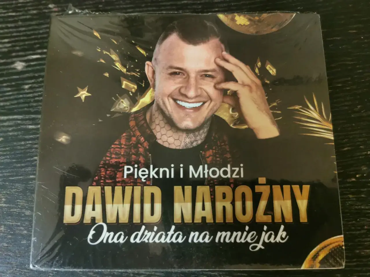 Kto śpiewa "Maju maj"? Piękni i Młodzi i historia hitu!
