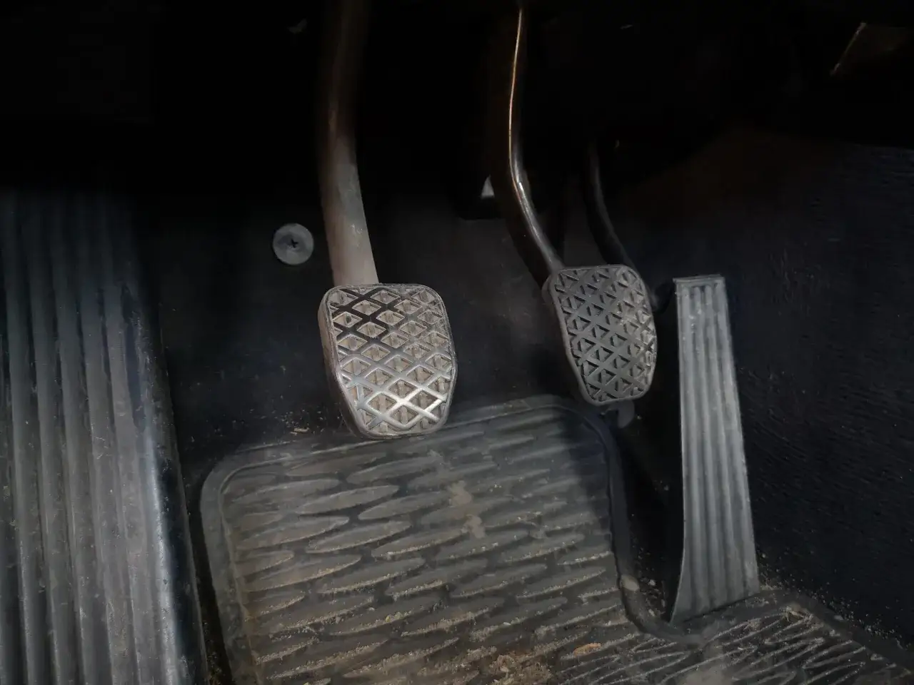 Jak hamować samochodem ze sprzęgłem, aby uniknąć niebezpieczeństw na drodze