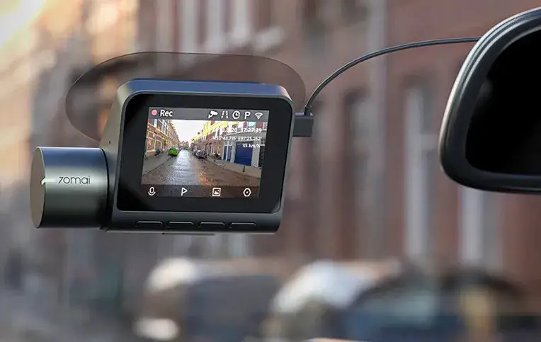 Jak zamontować dashcam w aucie?