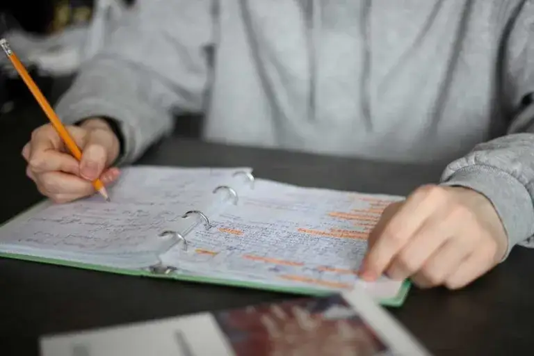 Czy w szkole w chmurze są oceny? Odkryj nietypowy system oceniania