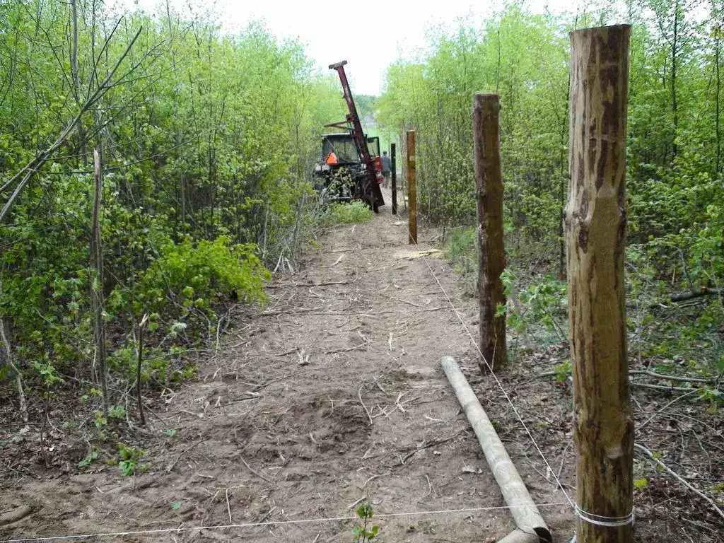 Ogrodzenie z siatki leśnej: jak dobrze rozstawić słupki, by uniknąć problemów