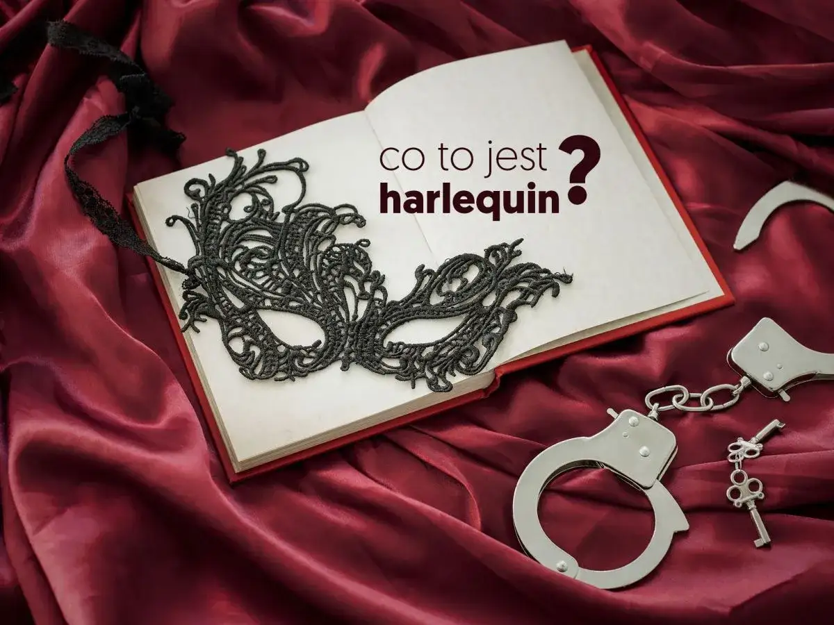 Otwarta księga z pytaniem "co to harlekin?", czarna maska koronkowa i kajdanki na tle czerwonego jedwabiu.