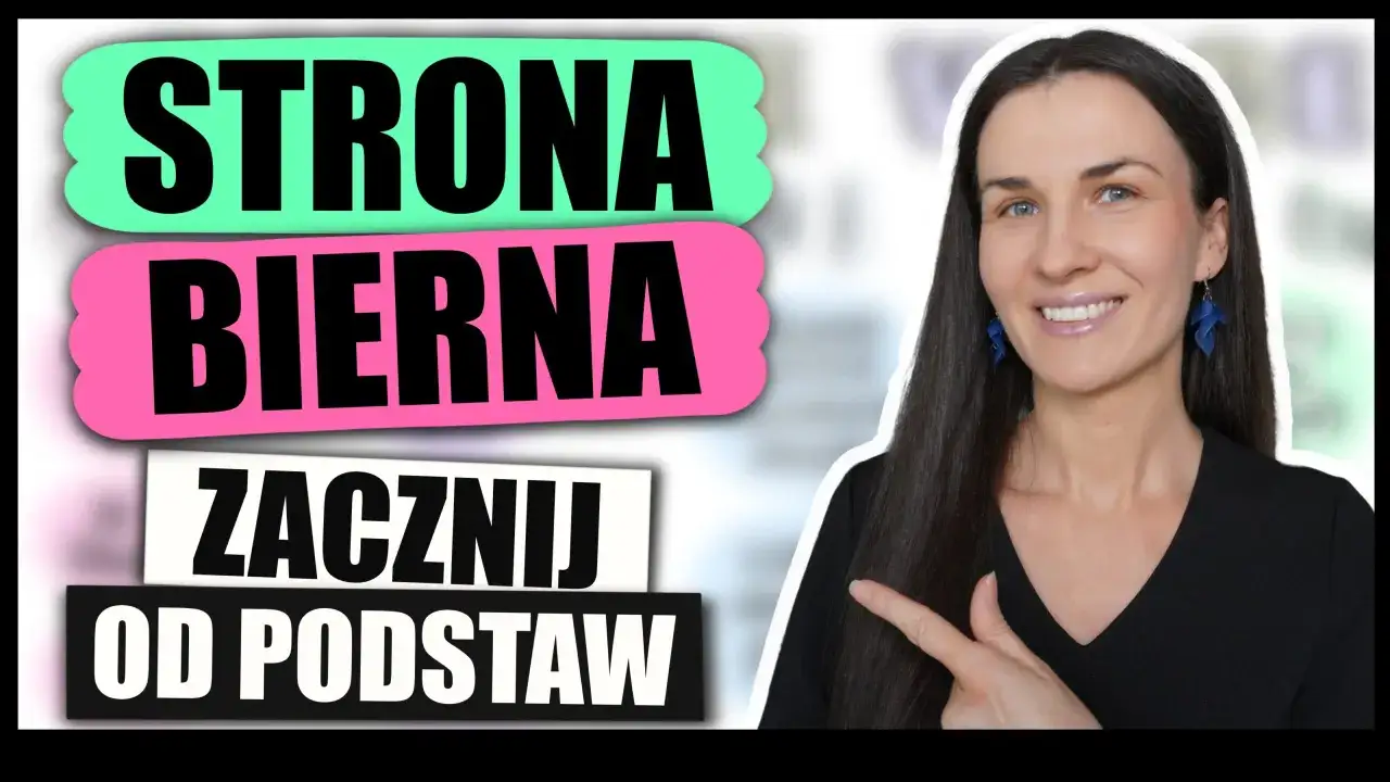 Kobieta wskazuje na napisy "STRONA BIERNA ZACZNIJ OD PODSTAW", sugerując naukę angielskiego czasownika w stronie biernej.
