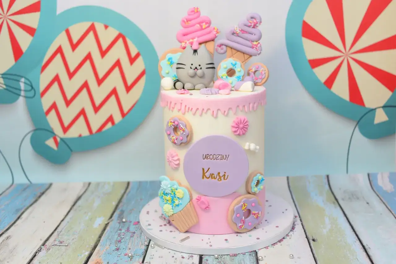 Tort ze słodyczy Kinder: Stwórz efekt "wow" bez pieczenia!