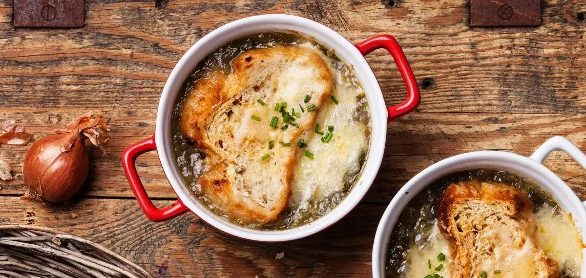 Jakie przyprawy do zupy cebulowej sprawią, że zachwycisz smakiem?