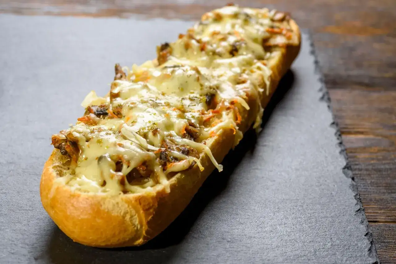Zapiekanka z pieczarkami: Sekret chrupiącej bułki i smaku PRL