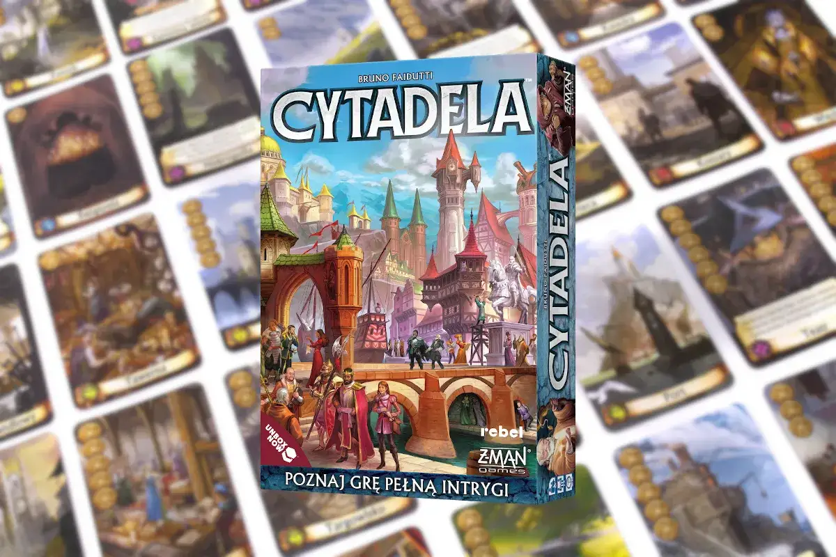 Gra planszowa Cytadela, pełna intrygi i budowania miasta. W tle karty z budynkami i postaciami.