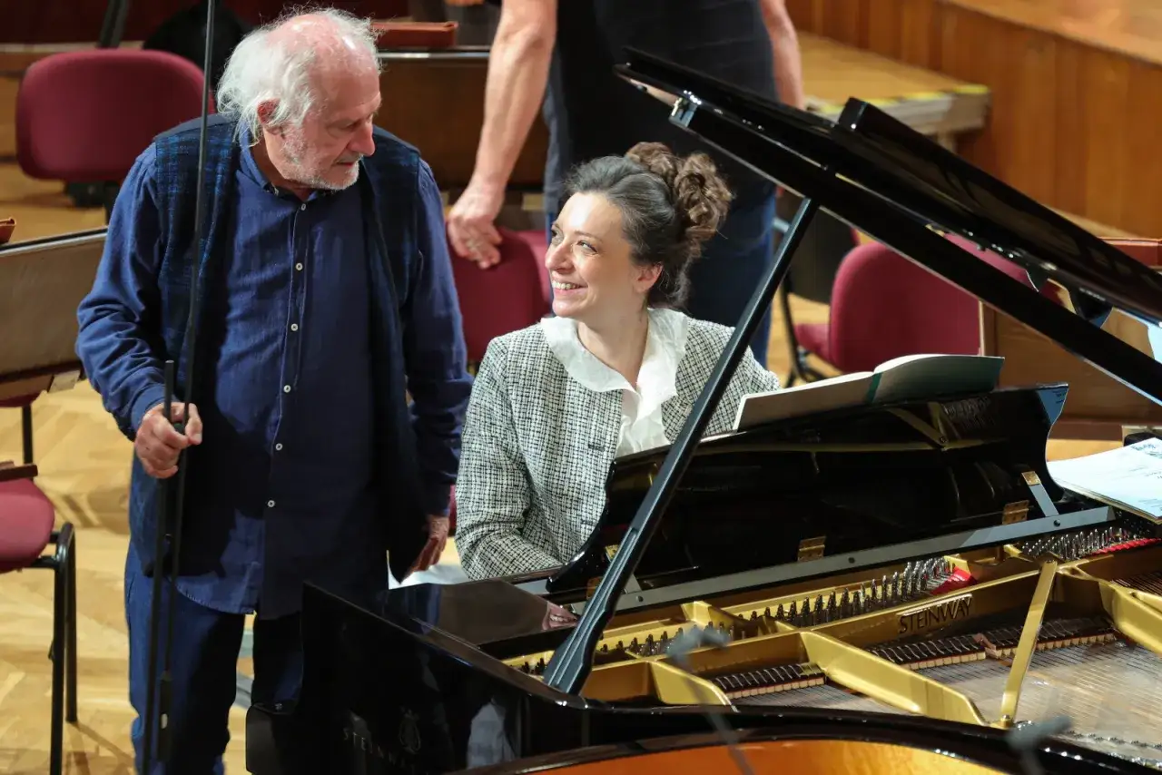 Jak rozpoznać melodię z fortepianu? Zostań mistrzem quizów!