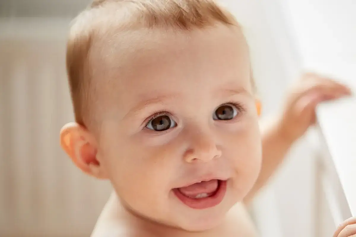Ból dziąseł u niemowlaka: Jak szybko ulżyć? Sprawdzone metody
