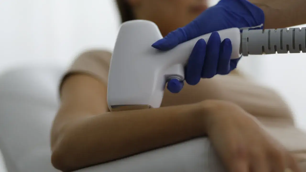 Depilacja laserowa: Ile kosztuje? Przewodnik po cenach i oszczędnościach