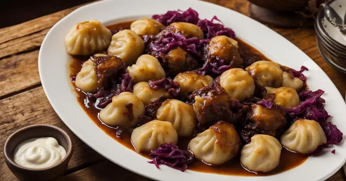 Z czym jeść kluski śląskie? Odkryj pyszne połączenia i przepisy