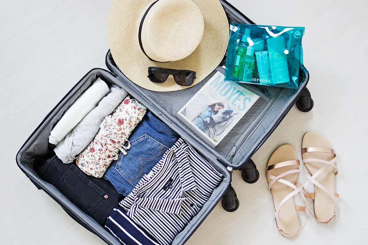 Jak spakować bagaż podręczny? Triki eksperta, by zmieścić więcej!