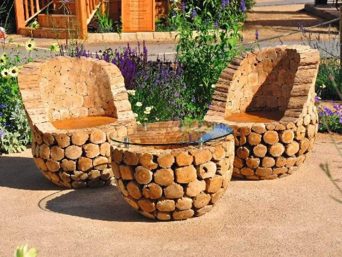 Niezwykłe inspiracje ogrodowe z drewna: unikatowe fotele i stolik kawowy z polan.