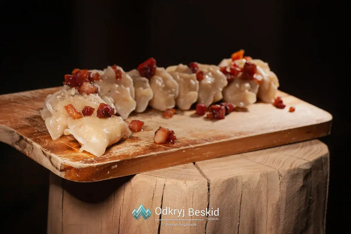 Gdzie zjeść w Węgierskiej Górce? Odkryj najlepsze smaki Beskidów!