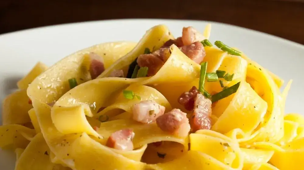 Pasta con pancetta: ricetta facile, veloce e 5 varianti gustose