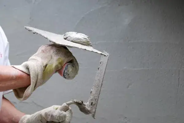 Ile schnie tynk zewnętrzny? Odkryj czynniki wpływające na czas schnięcia