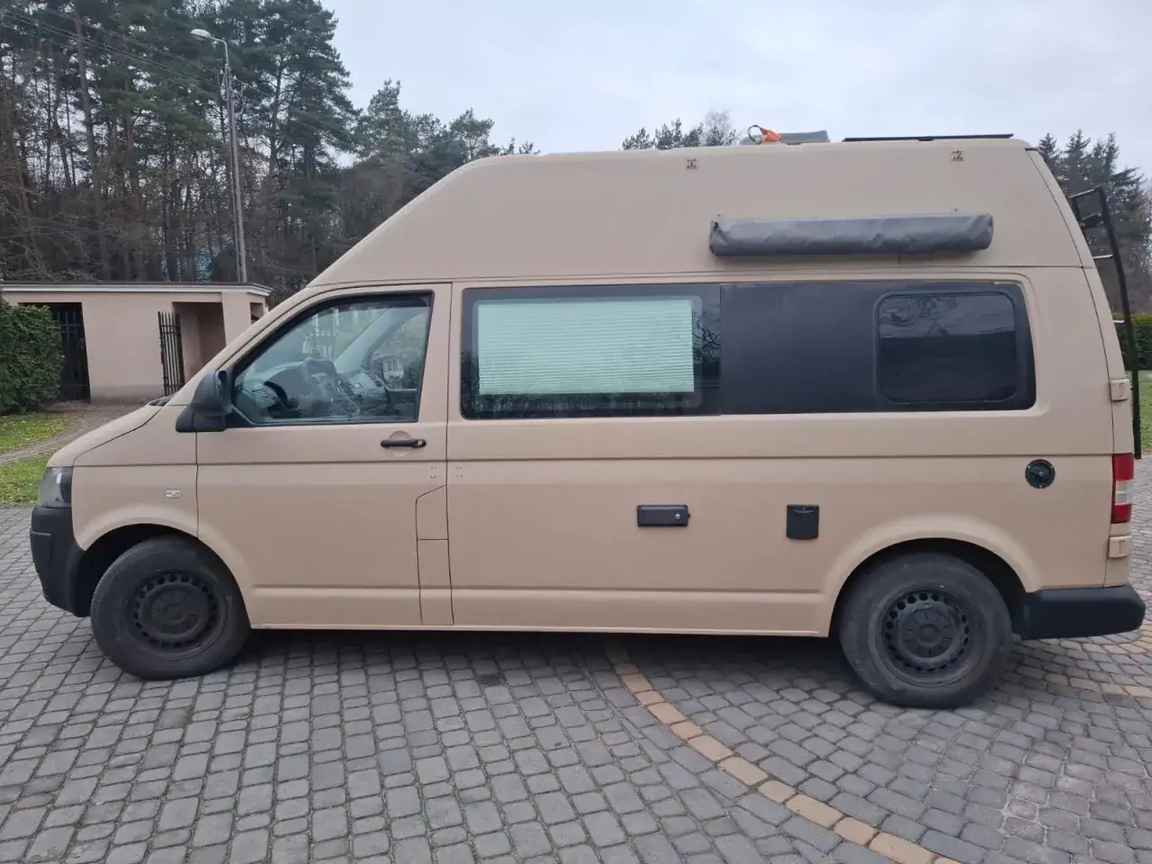 Kamper w piaskowym kolorze, pomalowany Raptor. Zastanawiasz się, ile kosztuje malowanie auta Raptor?