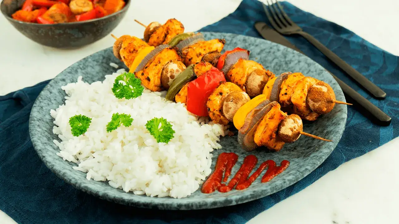 Z czym podać szaszłyki na obiad? Sprawdzone pomysły na dodatki