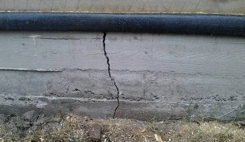 Jak długo trzymać beton w szalunku, aby uniknąć pęknięć?