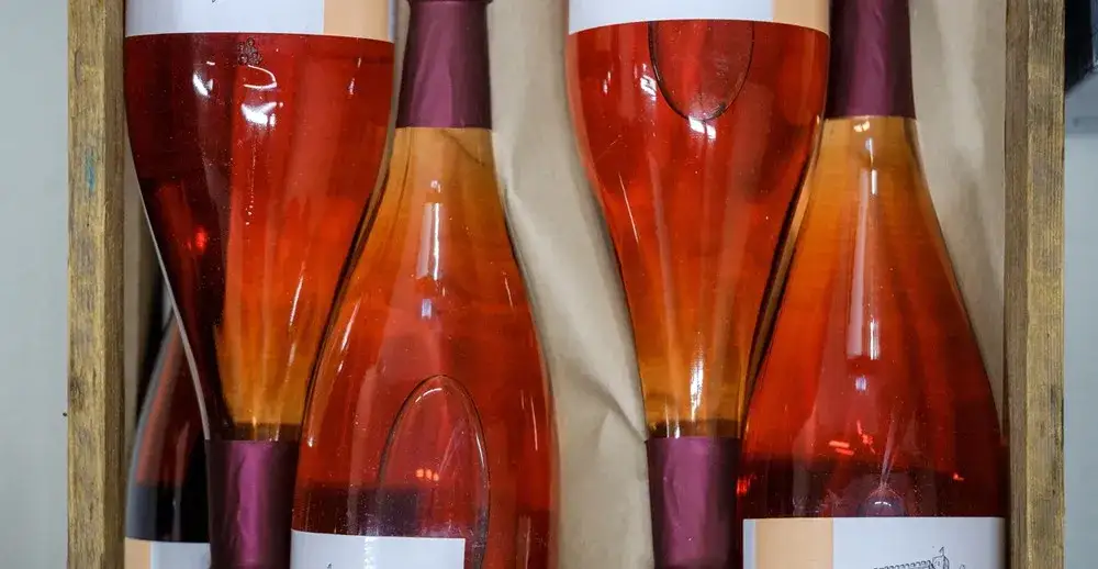 Jak przewieźć wino samolotem bez obaw o uszkodzenie i przepisy