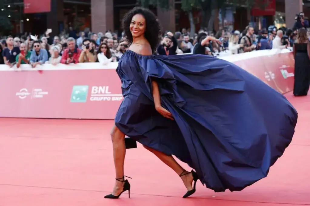 Jakie buty do granatowej sukienki na wesele, by zachwycić wszystkich?