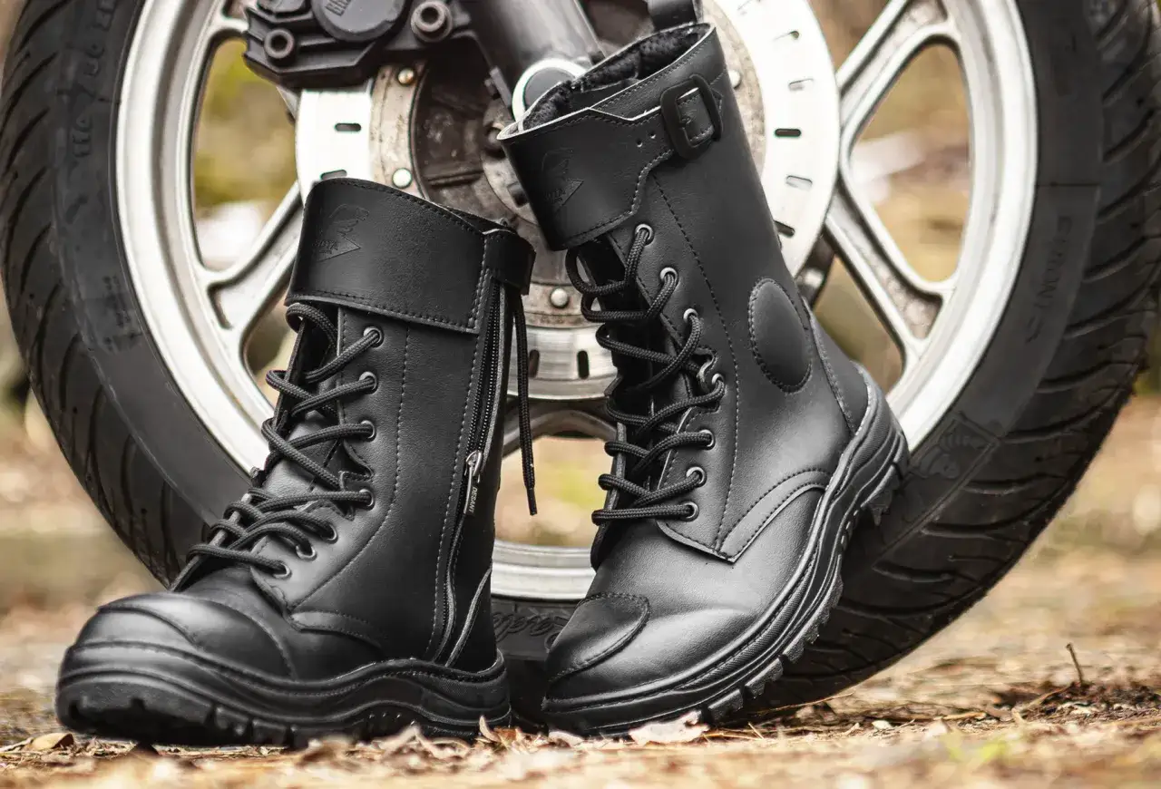 Buty motocyklowe: Jak wybrać idealne i bezpieczne obuwie?