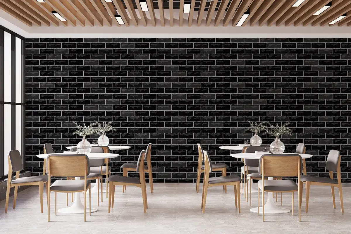 Nowoczesna jadalnia z tapetą czarna cegła. Drewniane krzesła i białe stoły tworzą przytulną atmosferę.