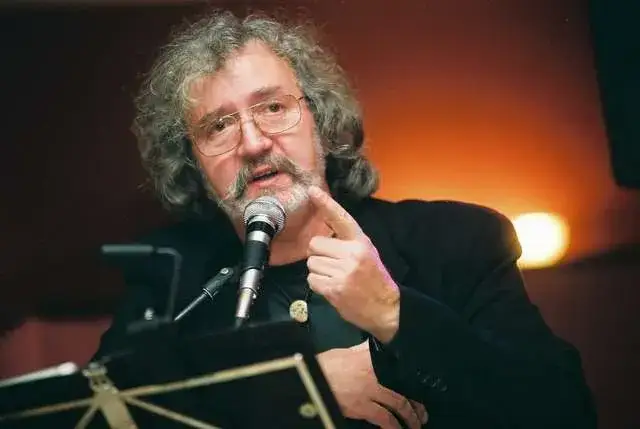 Bielska scena kabaretowa: Krzysztof Daukszewicz w programie Sposób na przetrwanie w Chybiu